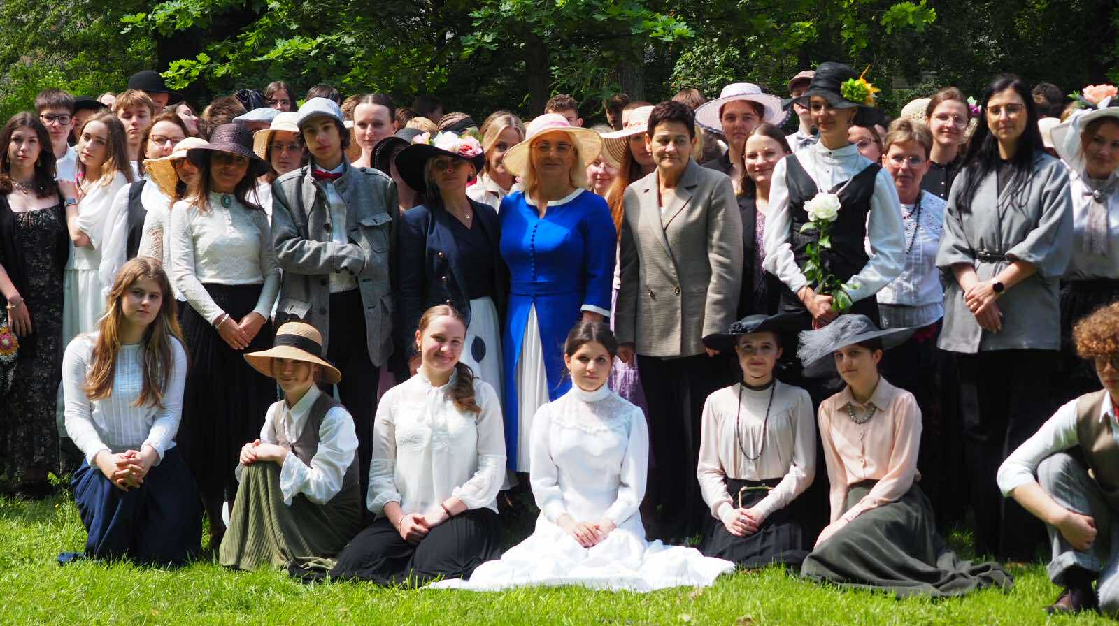 Zdjęcie Urodziny MK 2025 (30)8ffeda1b-f986-4be7-8404-c171e9db0033.jpeg w galerii Urodziny patronki II LO na Sądeckich Plantach